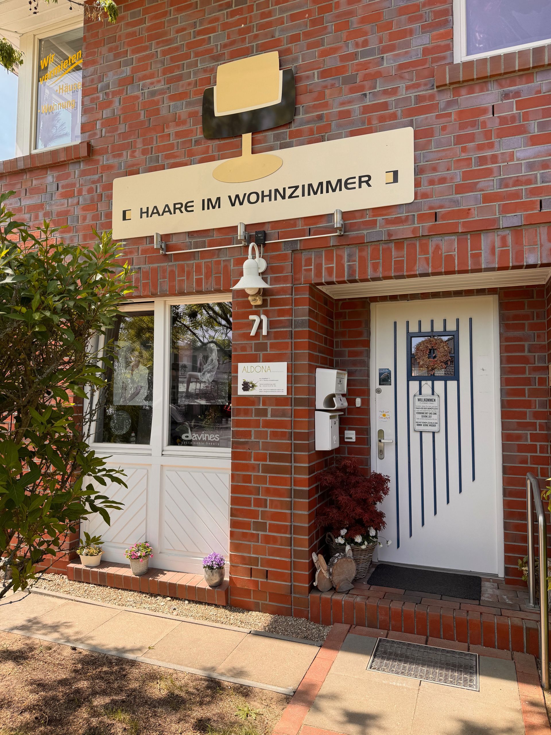 Ein Backsteingebäude mit einer weißen Tür und einem Schild darauf