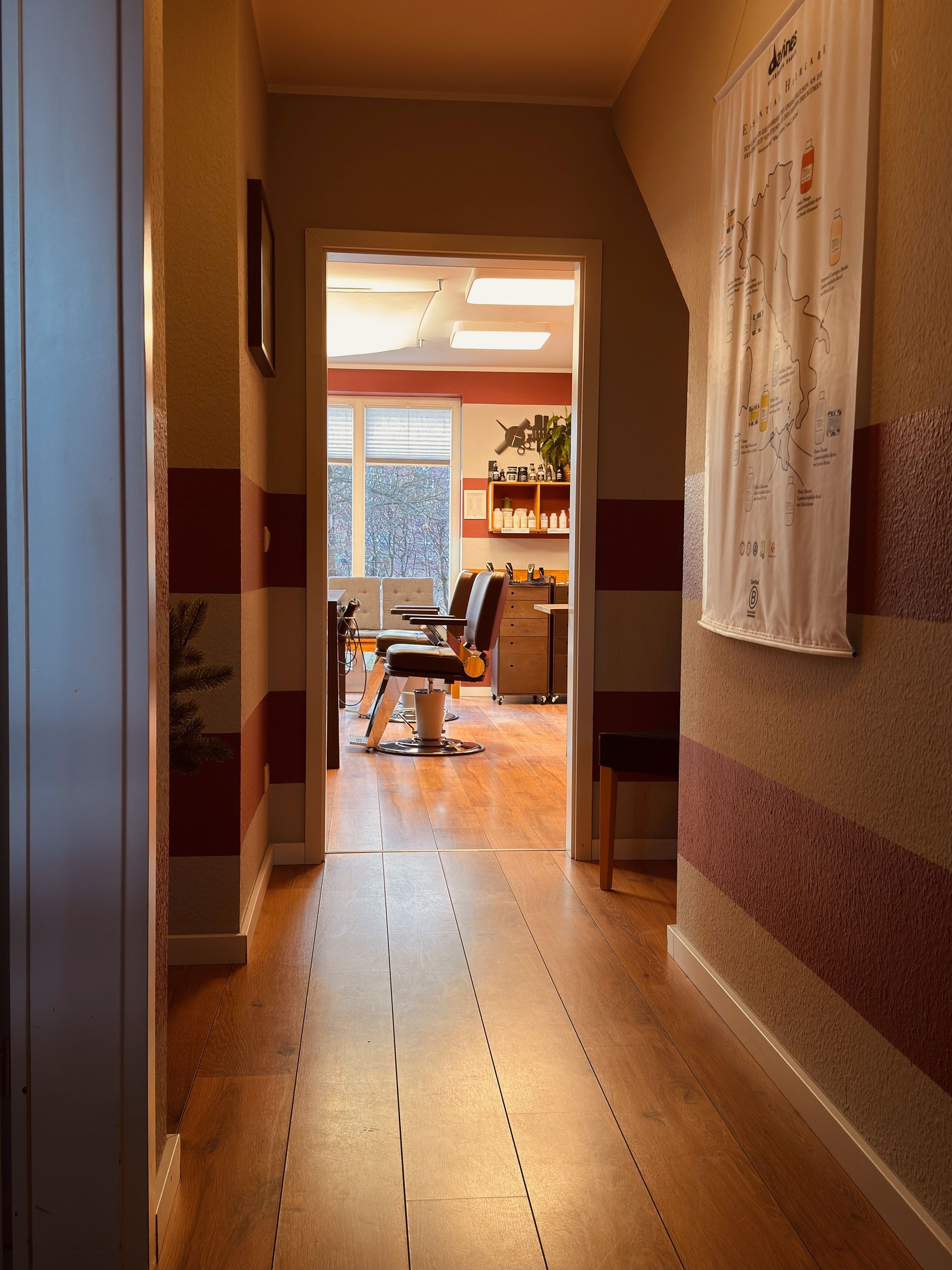 Ein langer Flur, der zu einem Friseurladen führt
