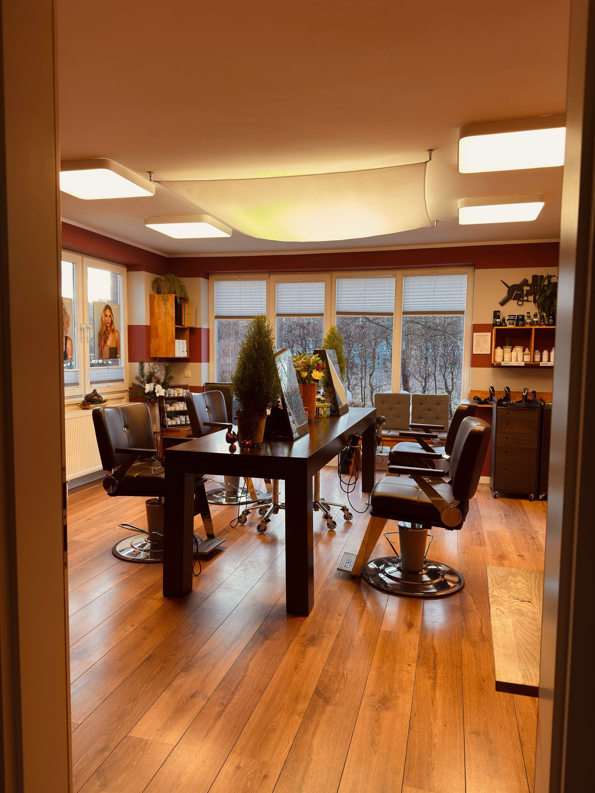 Ein großer Raum mit einem Tisch und Stühlen darin