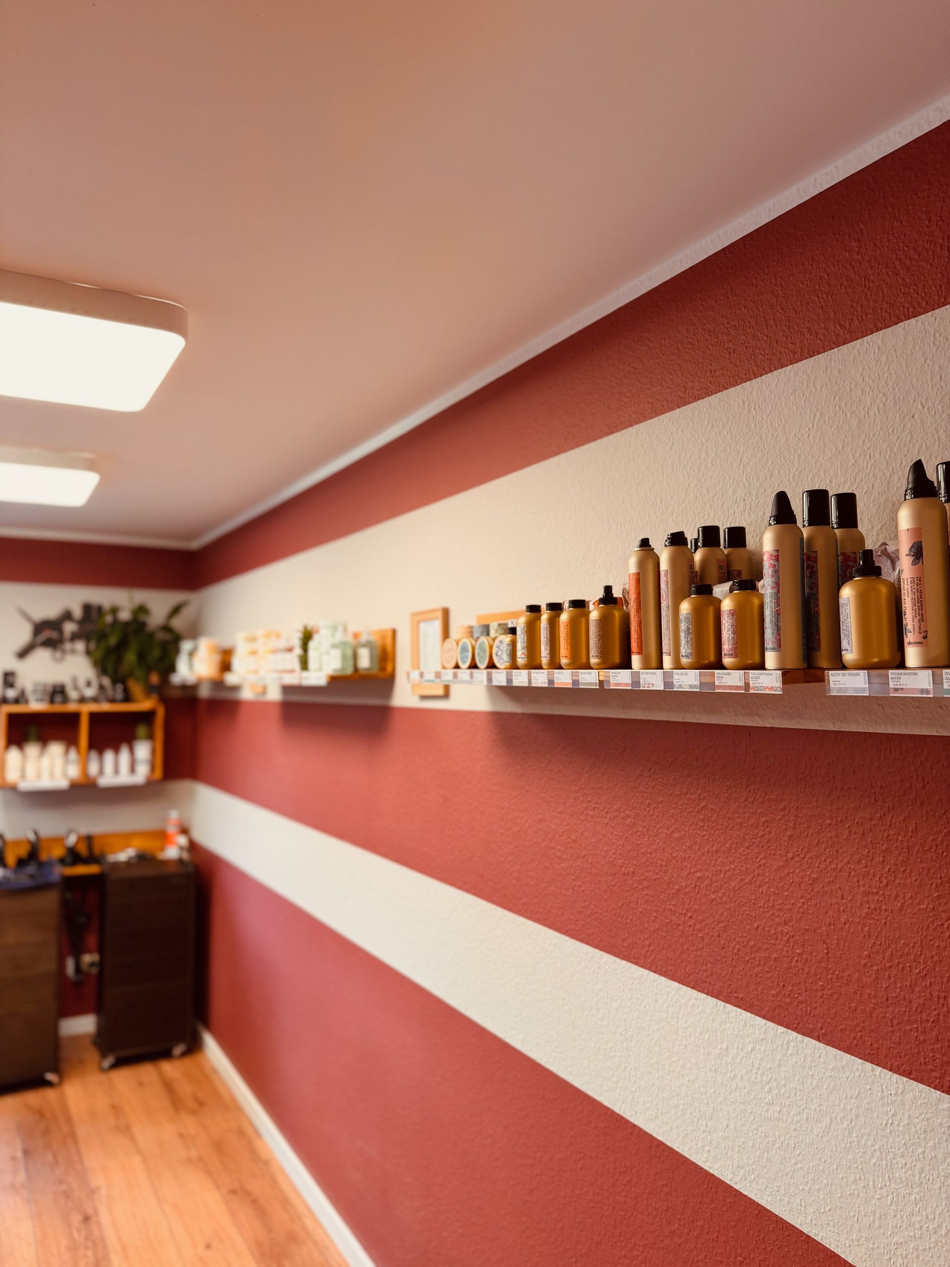 Eine Reihe von Regalen mit Flaschen mit Haarpflegeprodukten darauf