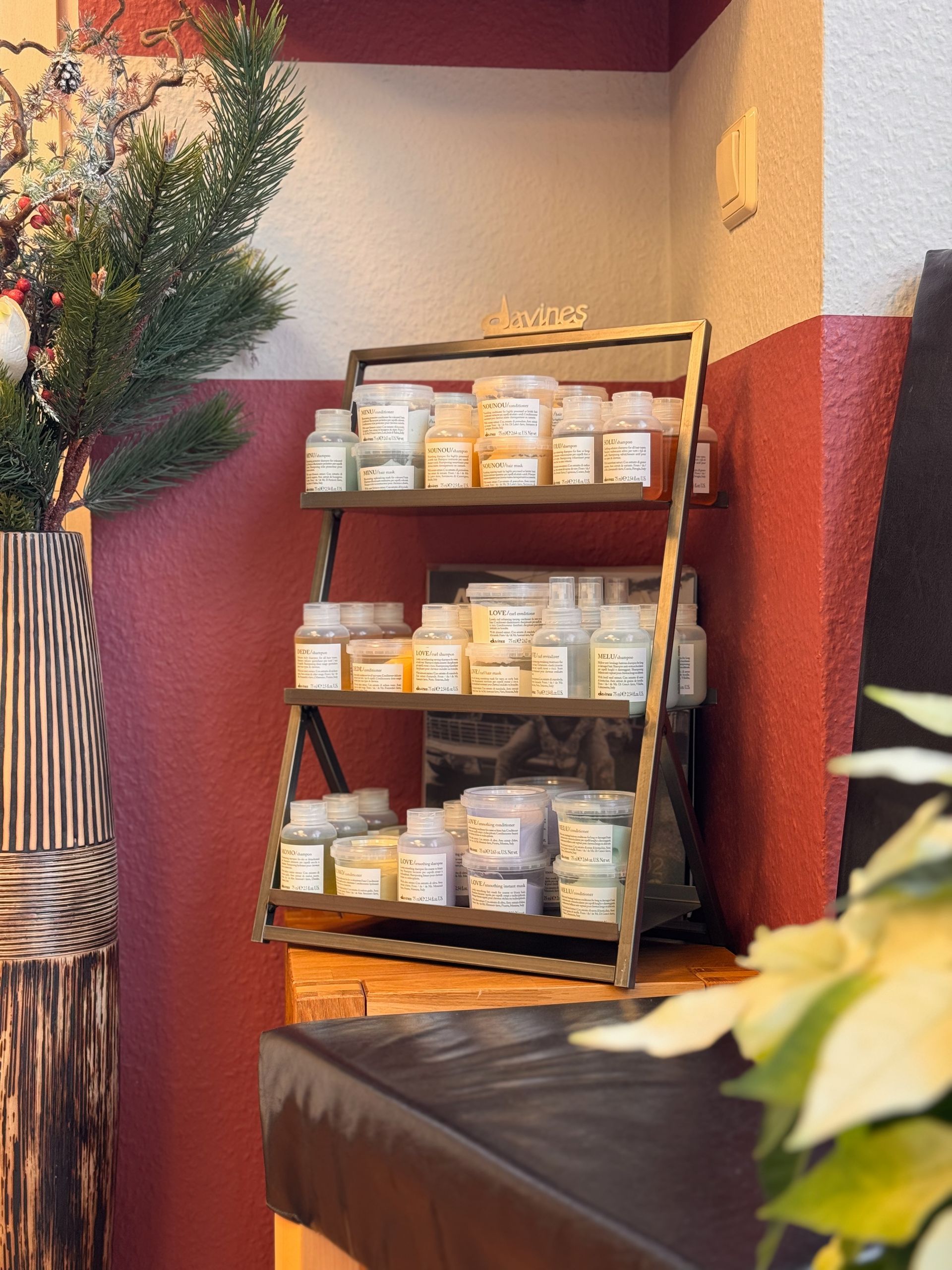 Ein Regal voller Gläser und Flaschen trägt das Wort „vital“ darauf