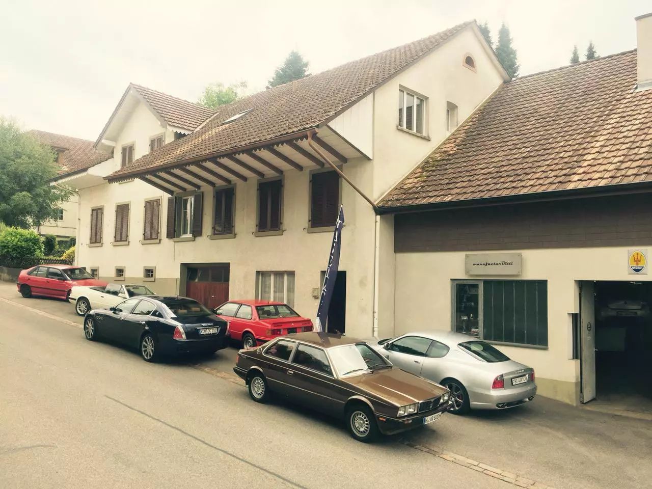 Autos vor der manufacturBitti St.Bitterlin