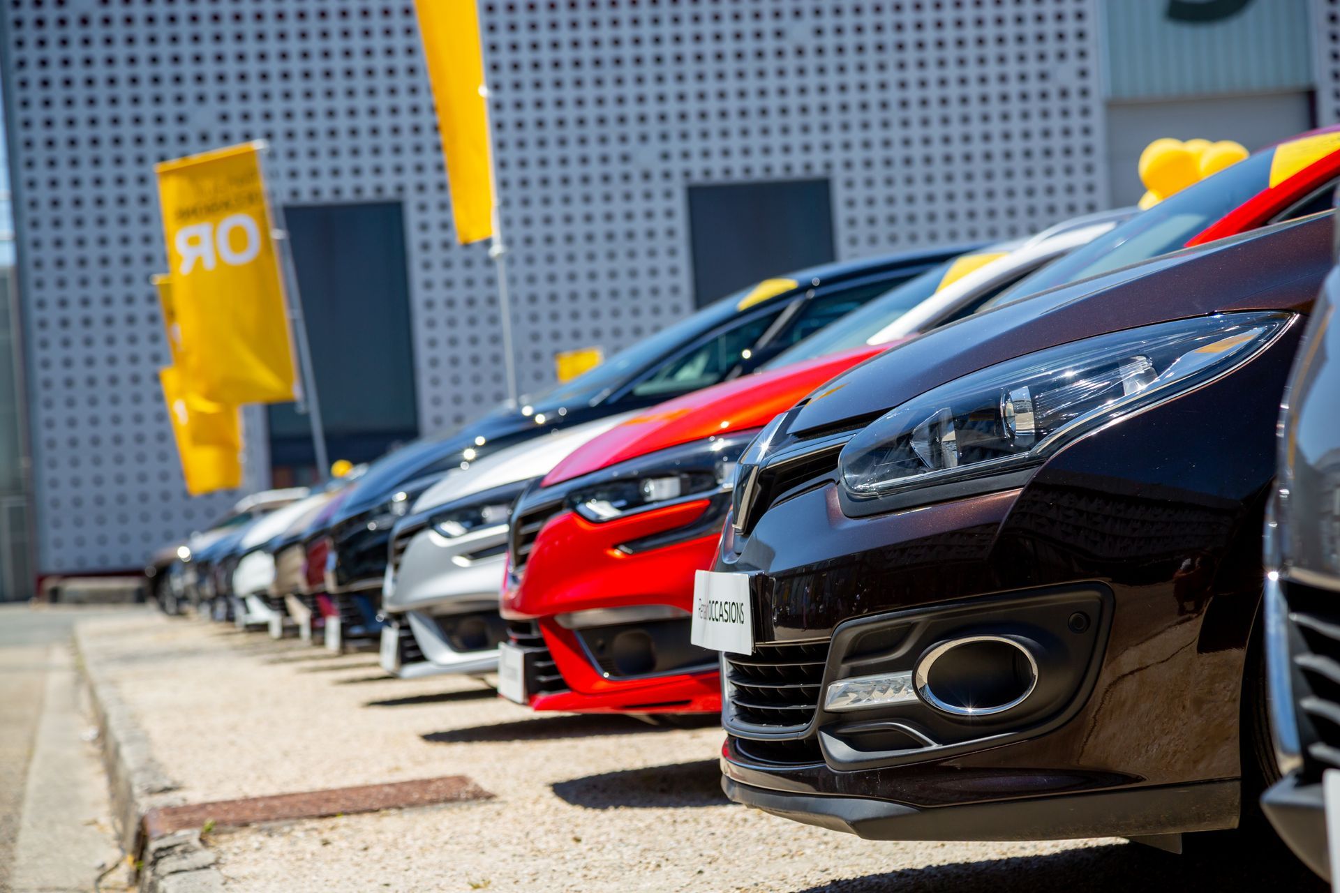 Plusieurs voitures Renault dans un garage automobile. 