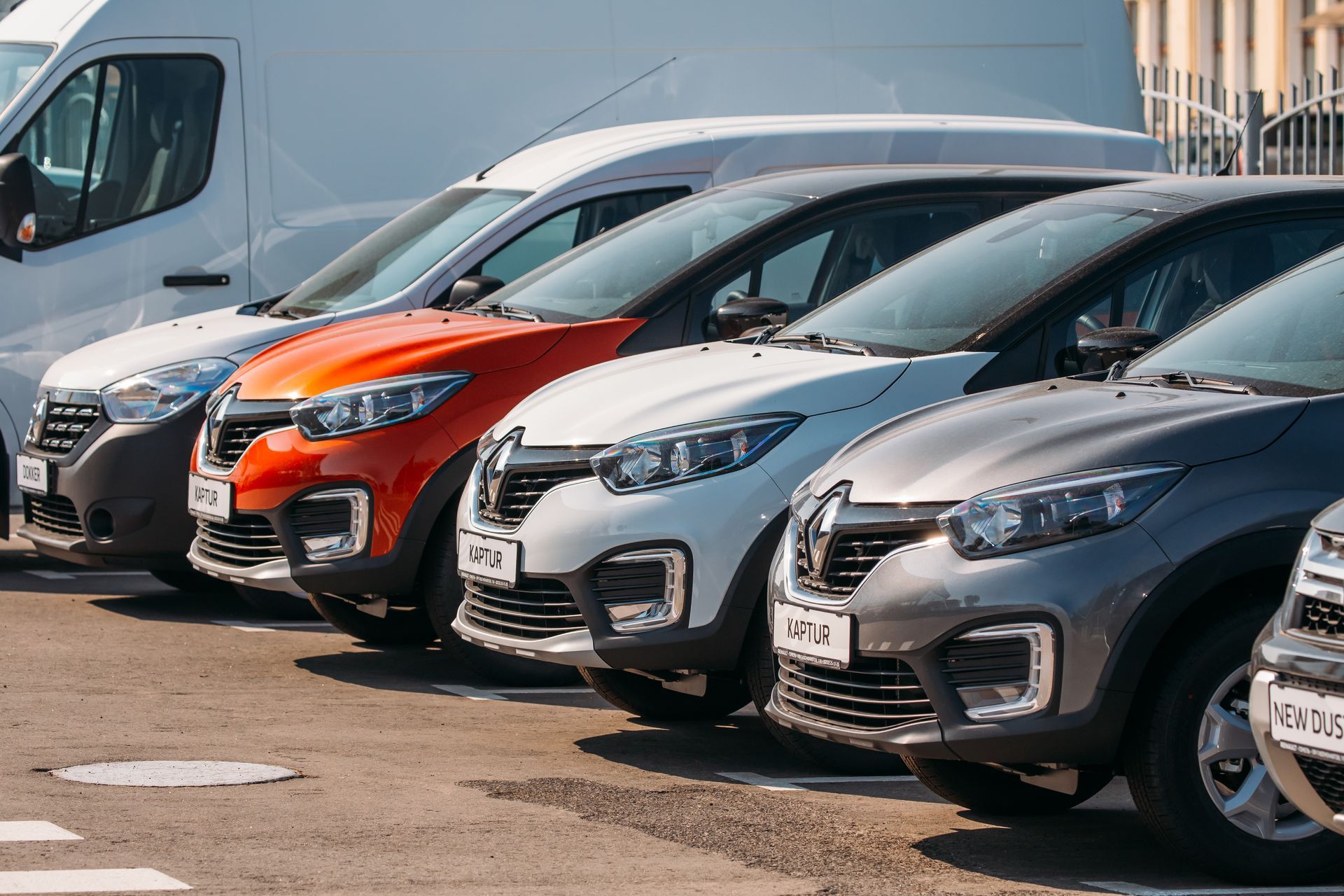 Différentes voitures Renault garées sur un parking.