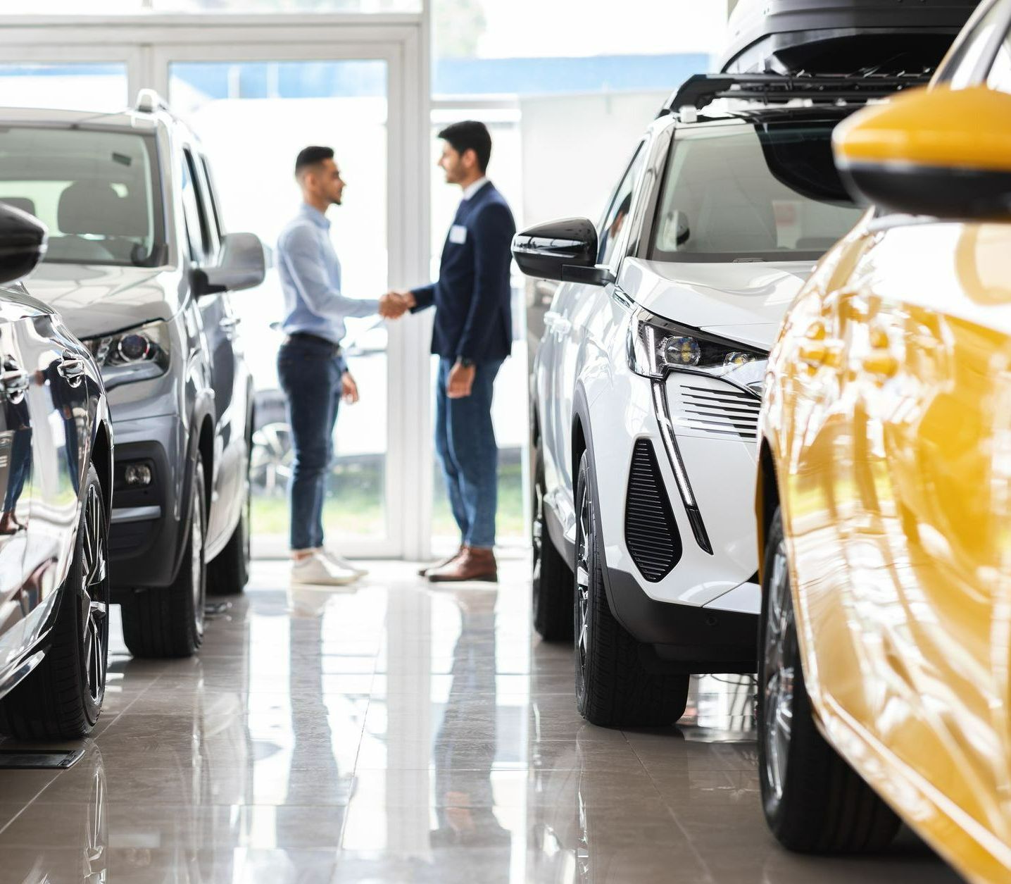Un conseiller automobile et un client qui se serrent la main.