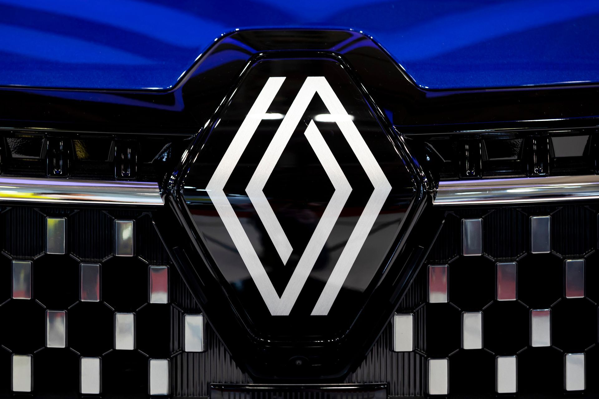 Gros plan sur le logo Renault.