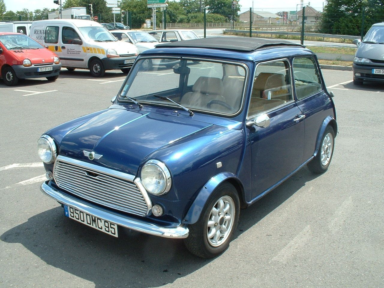 Une Mini bleue avec toit ouvrant.