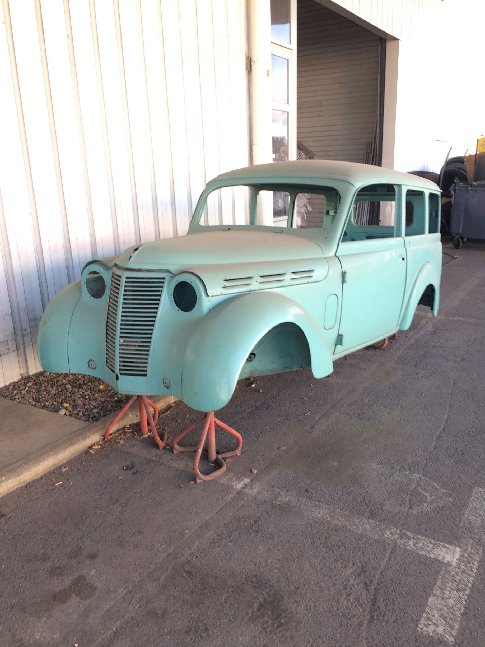 Carcasse d'une voiture démontée.