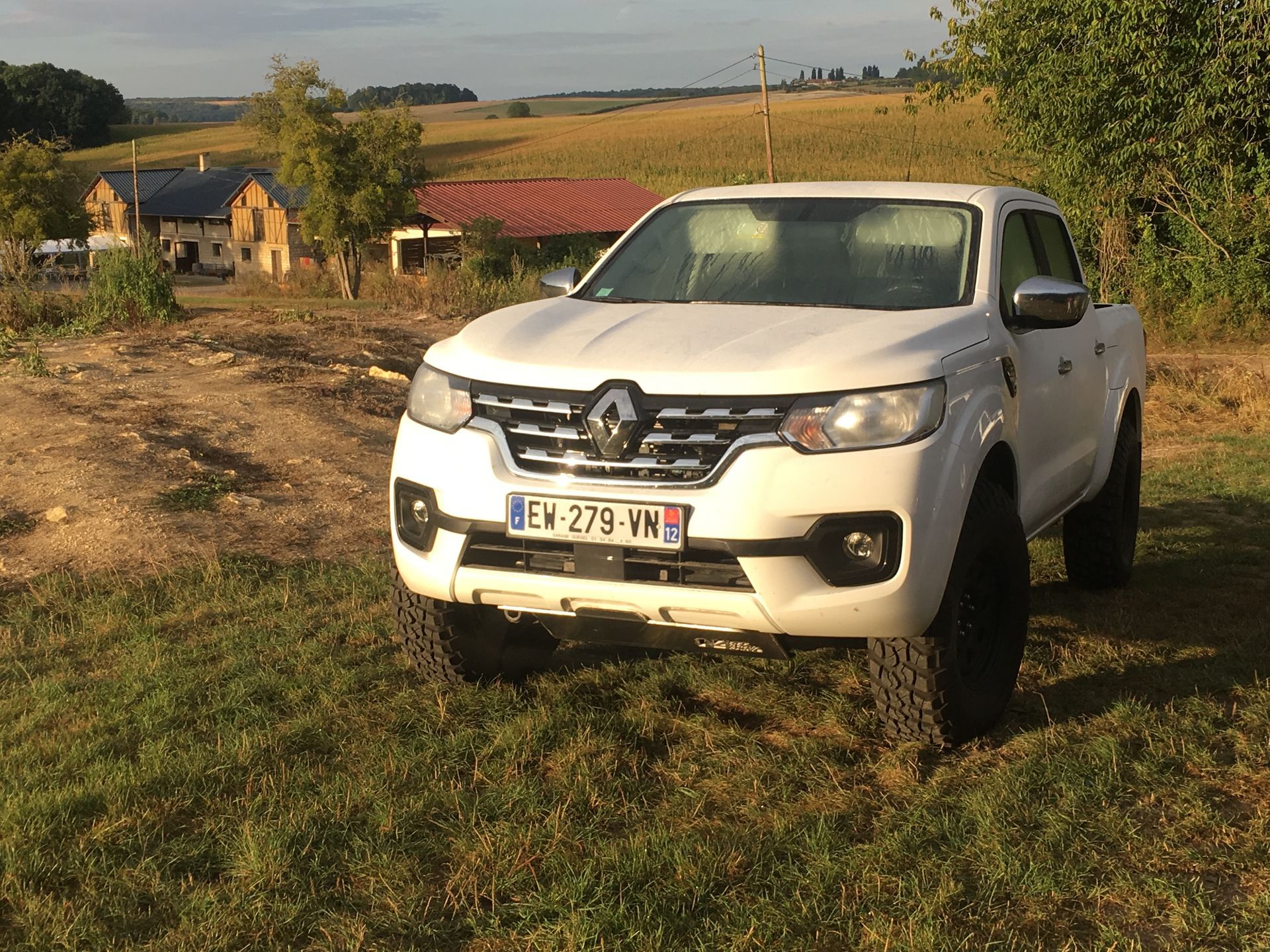 Pick-up Renault Alaskan dans un champ.