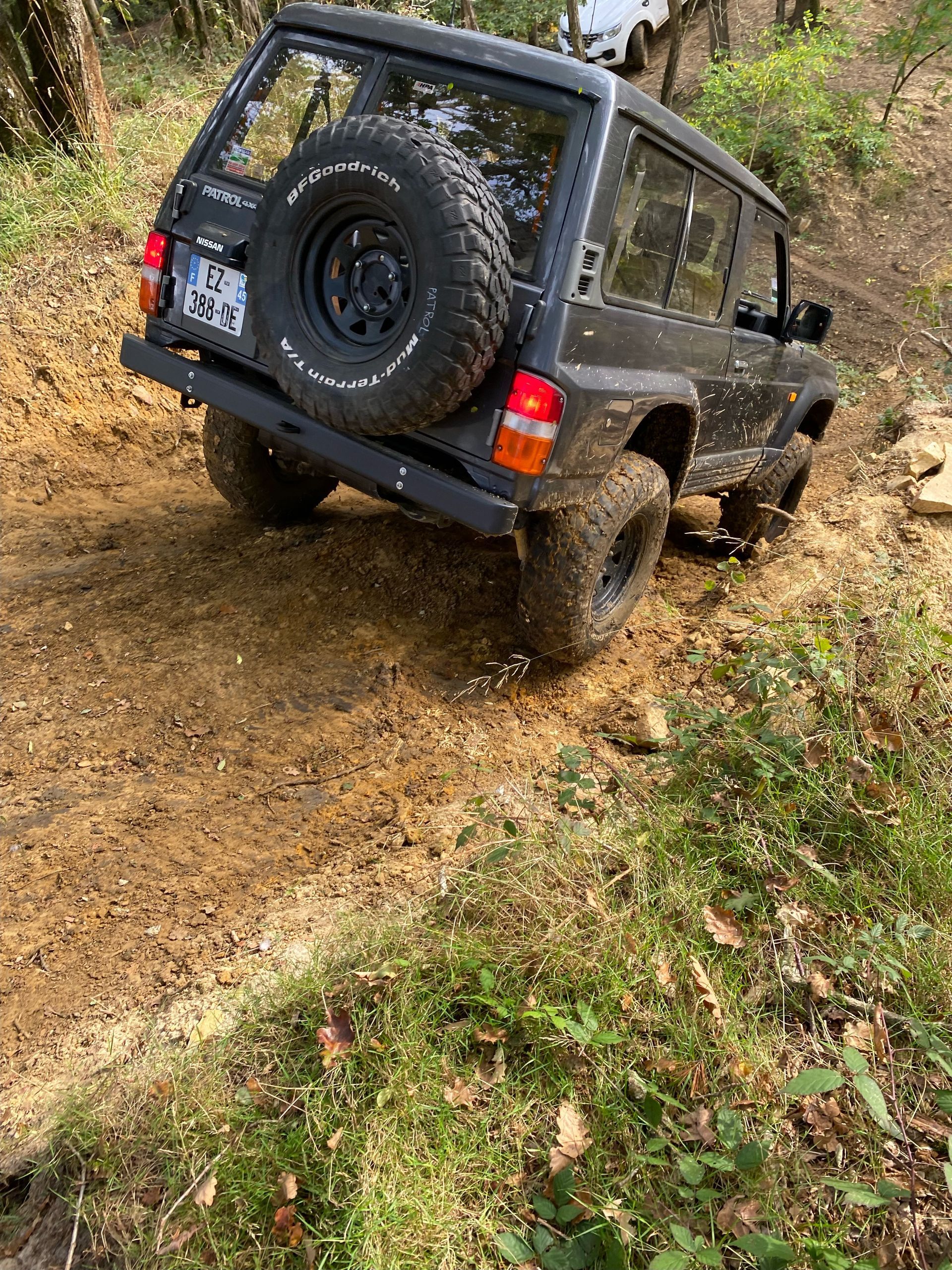Un 4x4 Nissan Patrol sur un terrain rocailleux.