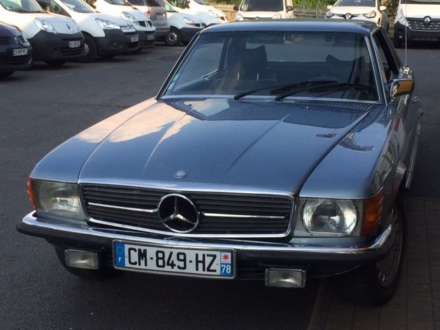 Une Mercedes-Benz.