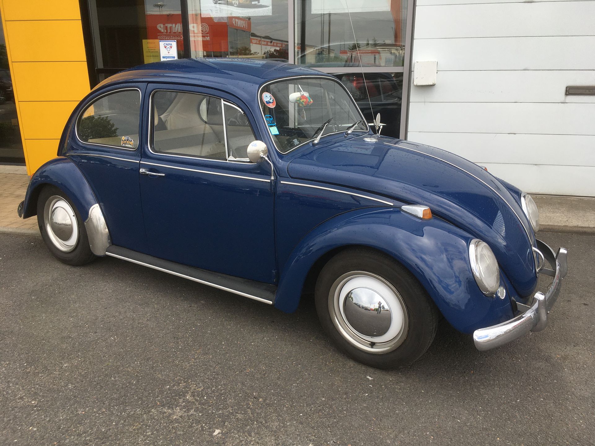 Une Volkswagen Coccinelle bleue.
