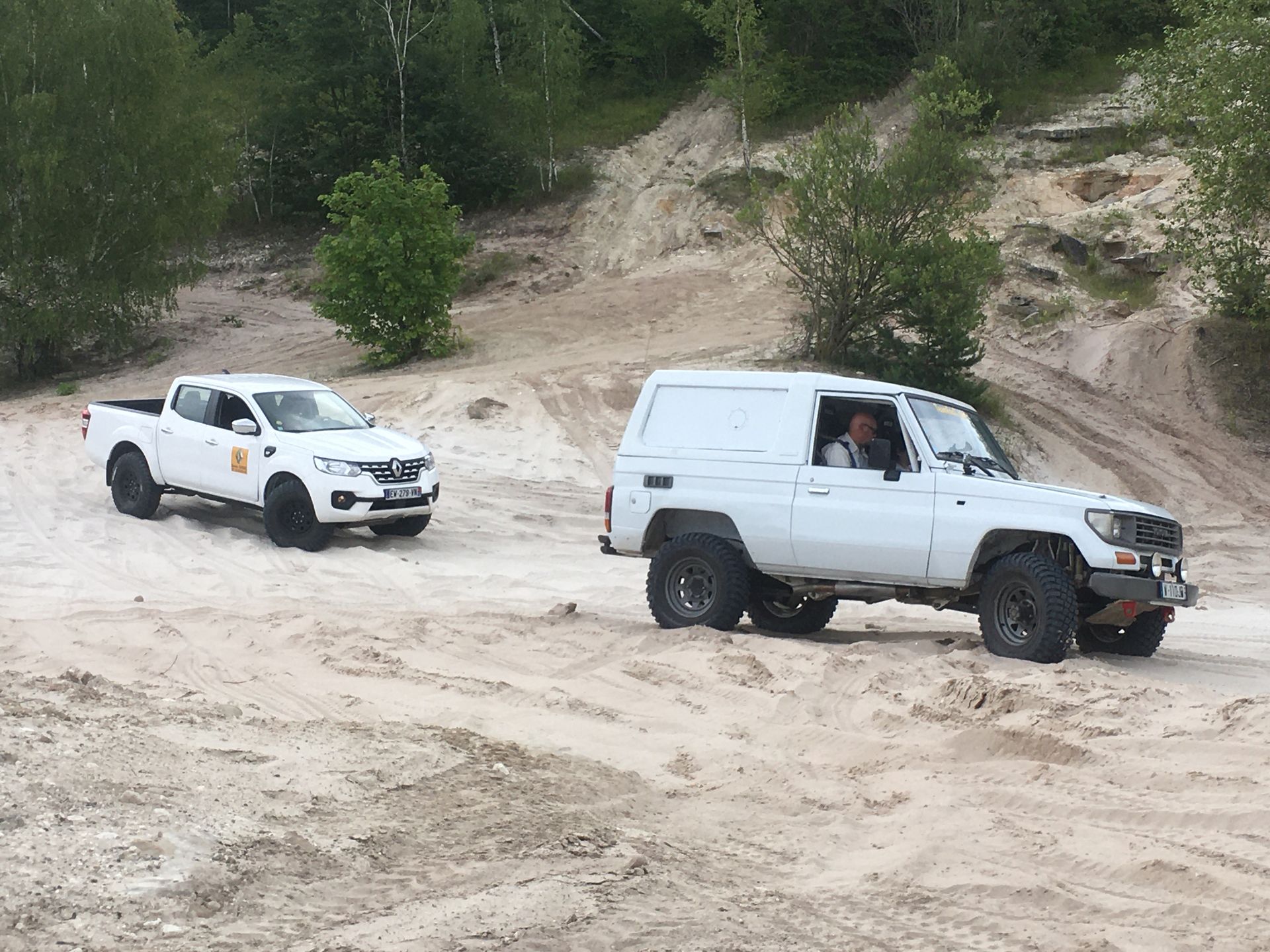 Deux 4x4 sur le sable.