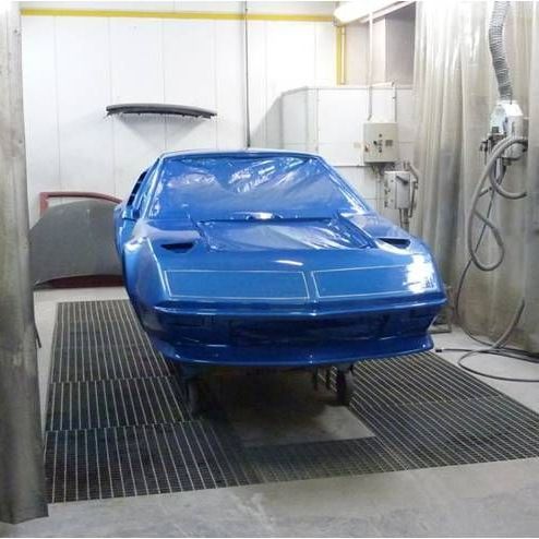 Voiture dans la cabine de peinture.