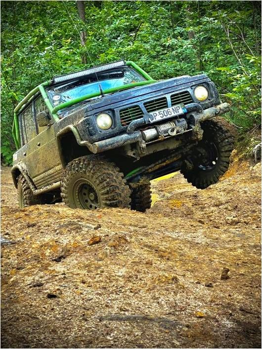 Un 4x4 sur un terrain rocailleux.