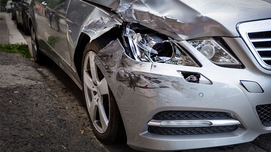 Le phare d'une voiture cassé.