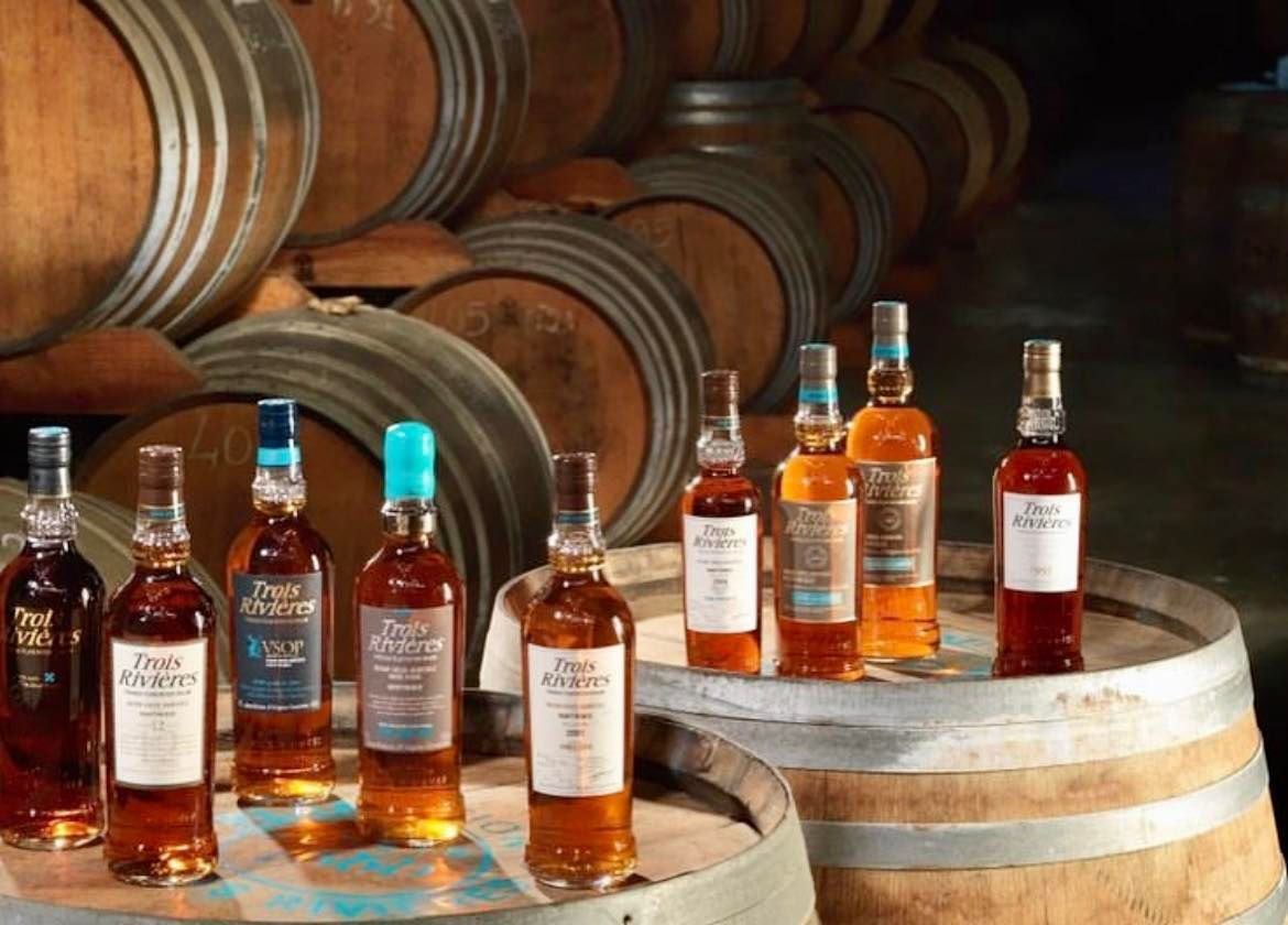 Gamme de rhum sur des barils
