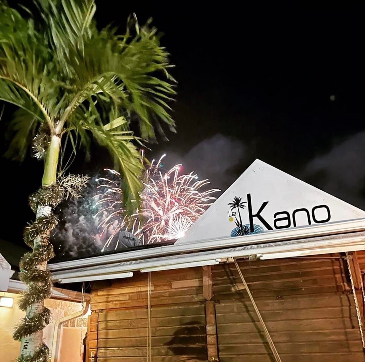 Façade du Kano avec palmier et feu d'artifice