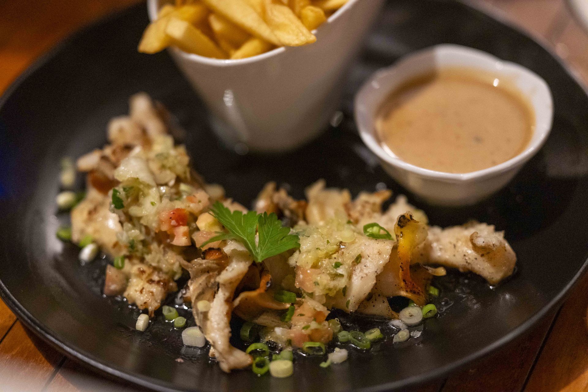 Une assiette de frites et sauce