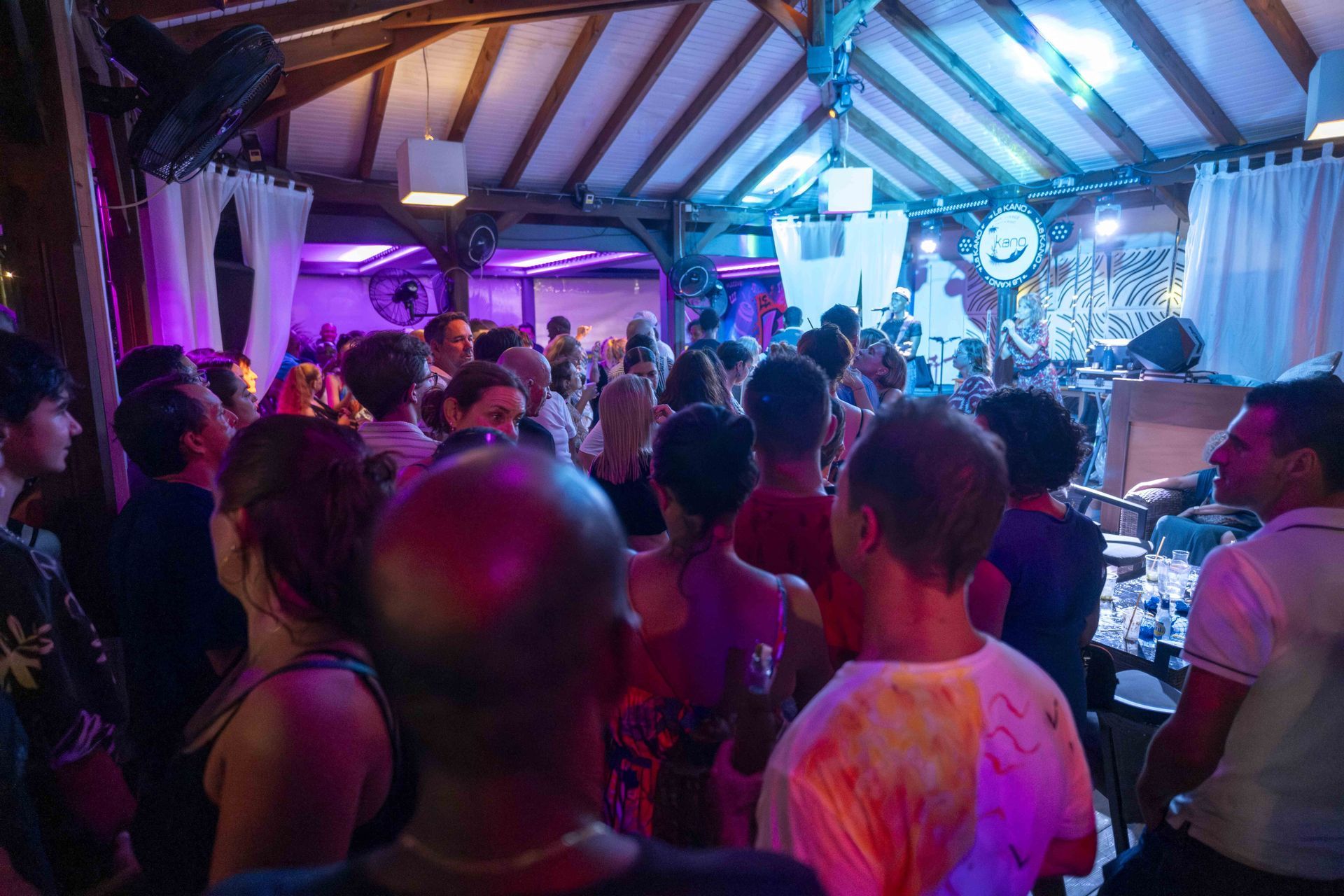 Une foule dans un bar