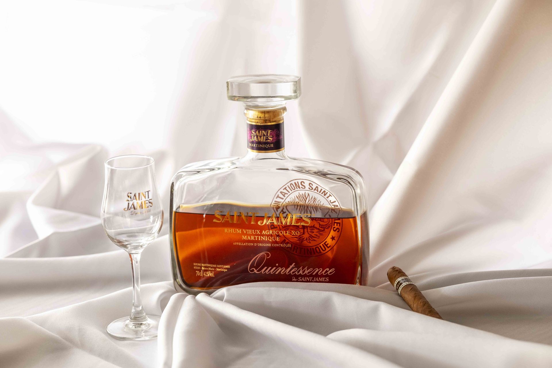 Une bouteille de rhum, un verre et un cigare