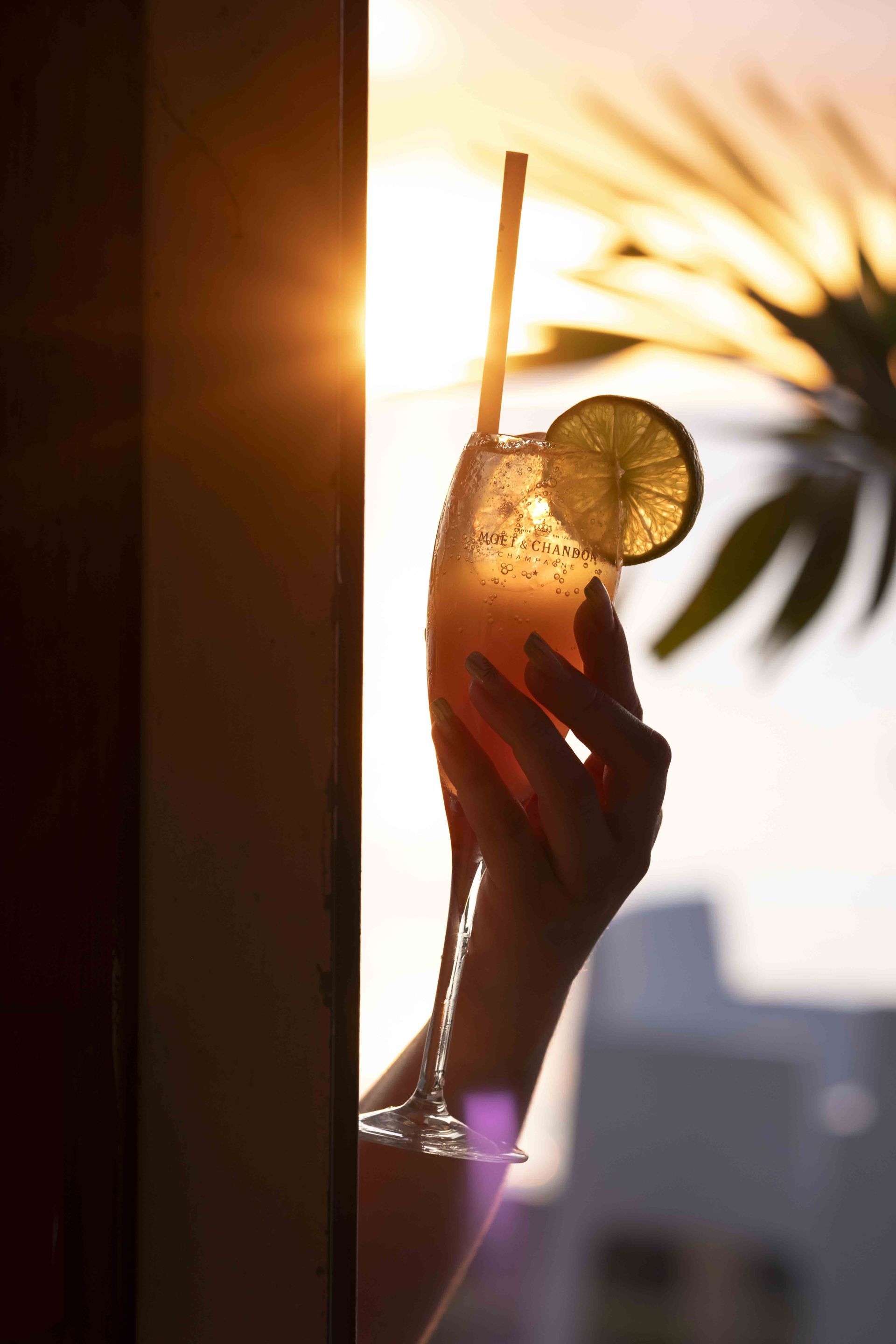 Un cocktail dans une main