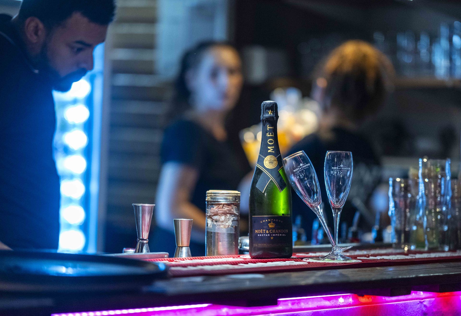 Des gens derrière un bar