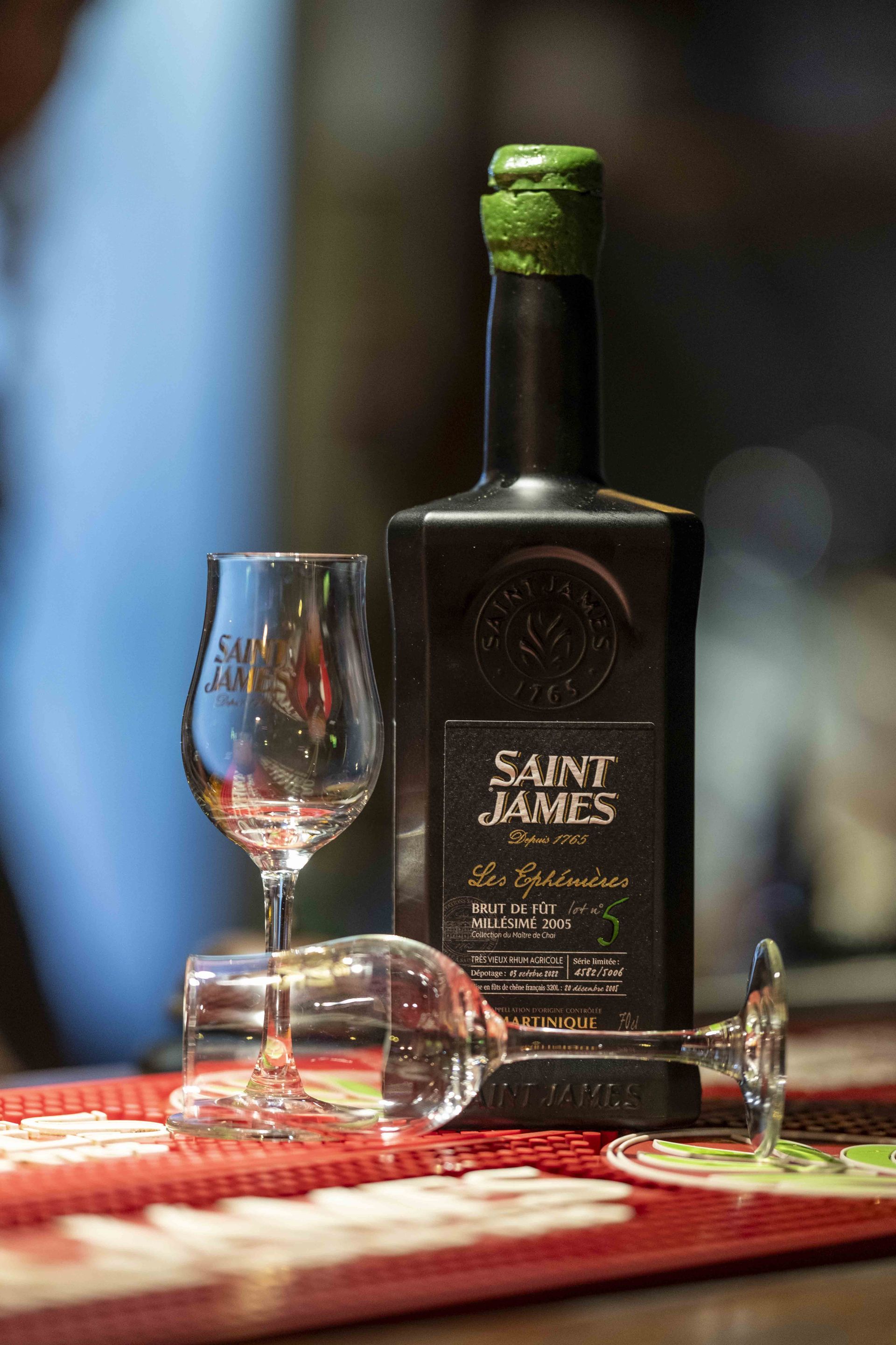 Une bouteille de Saint James et deux verres