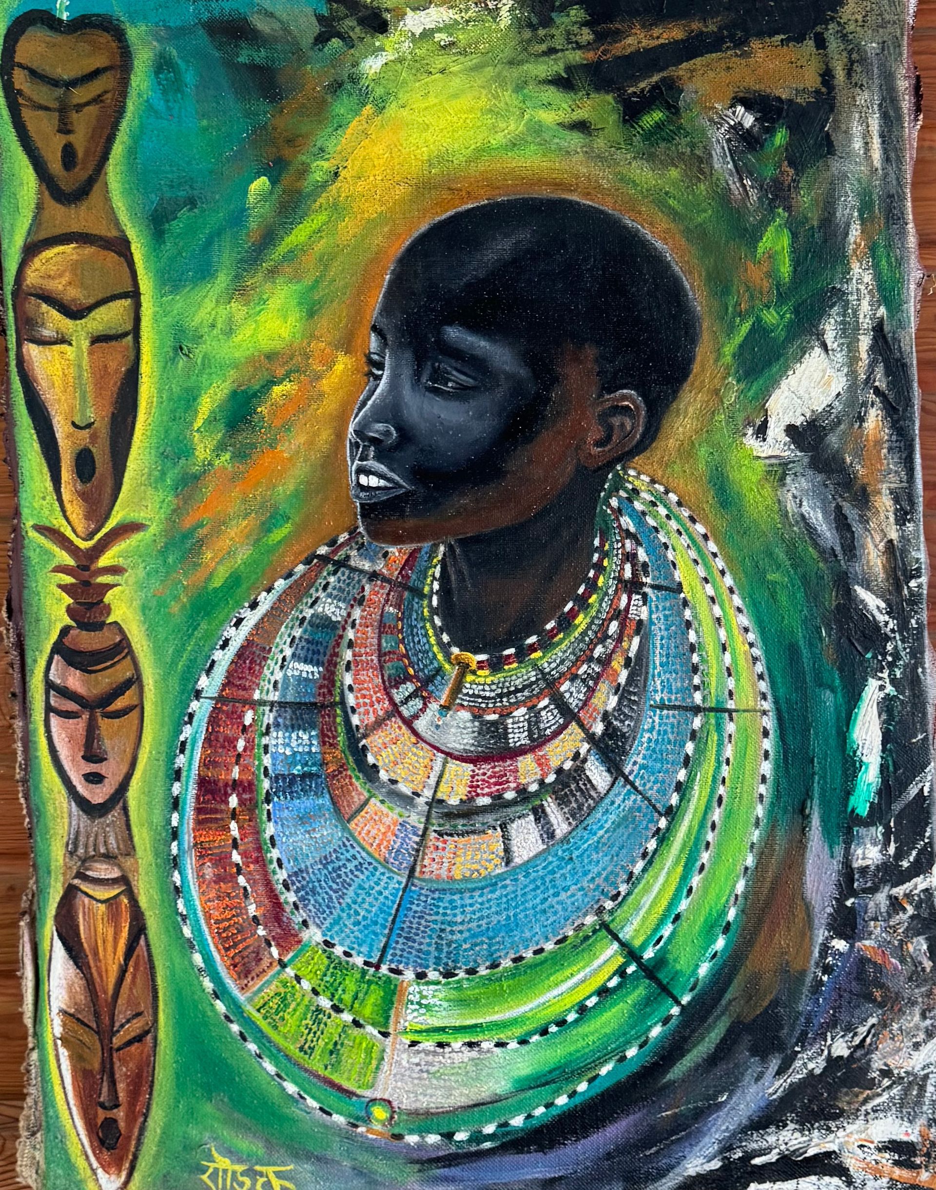 Portrait d'une personne de profil avec un énorme collier et des masques africains sur les côtés