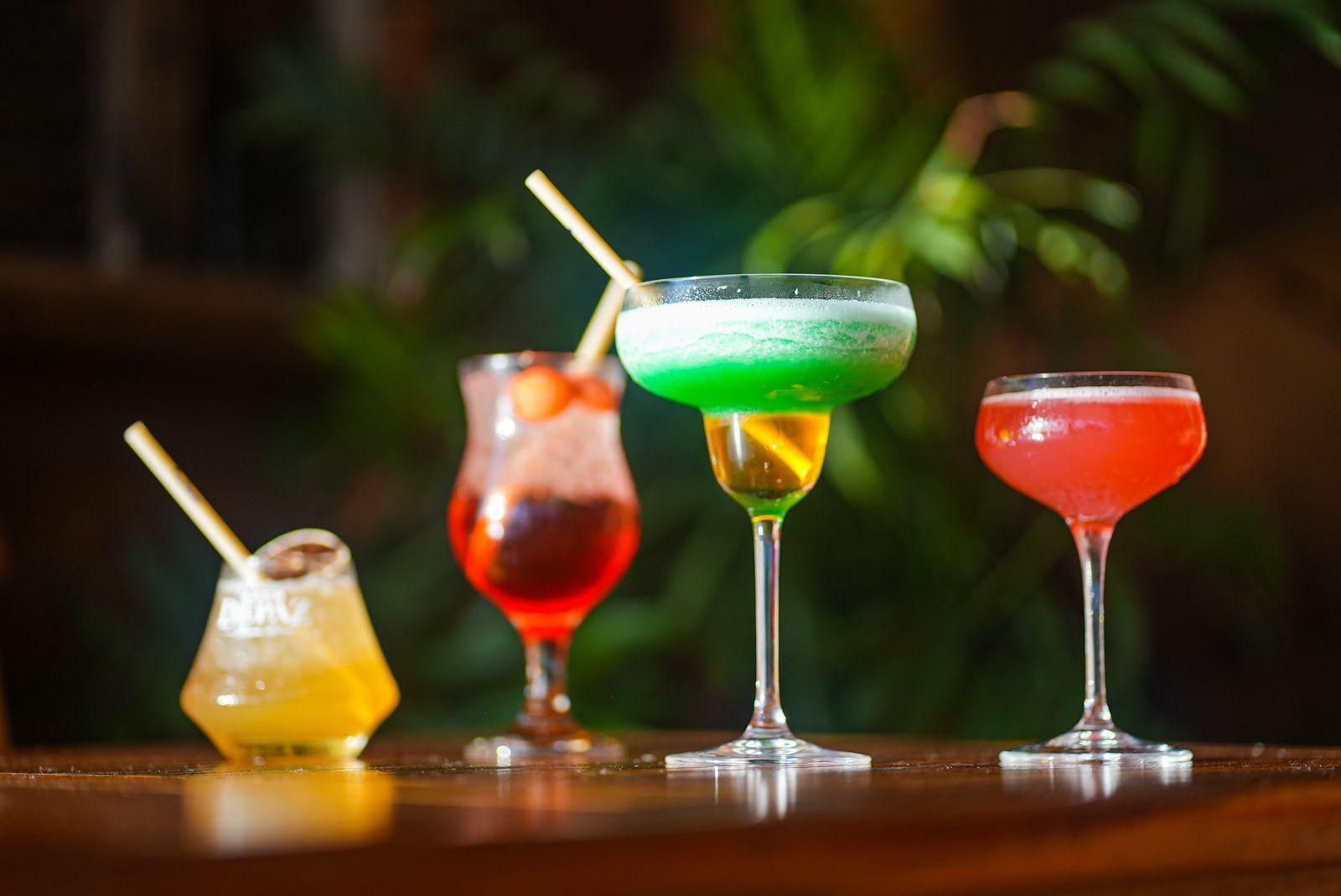 Un cocktail dans une noix de coco sur la plage