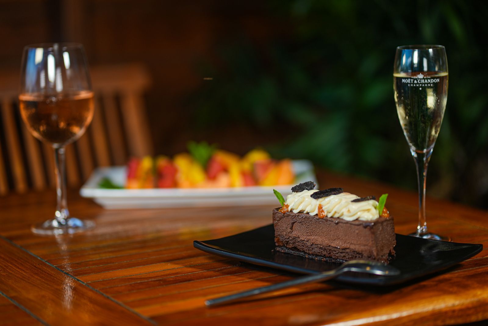 Gâteau et verre de vin