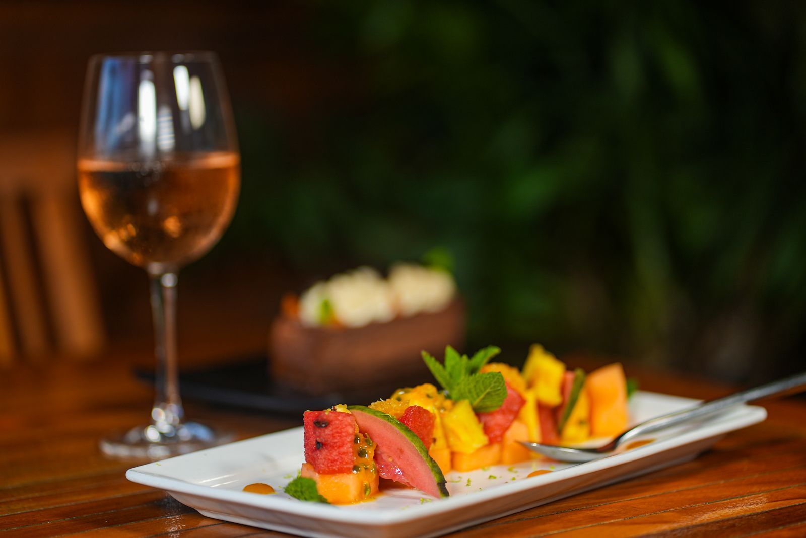 Une brochette de fruits et un verre de vin