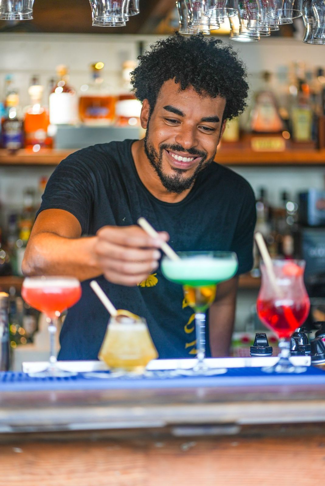 Barman servant des cocktails