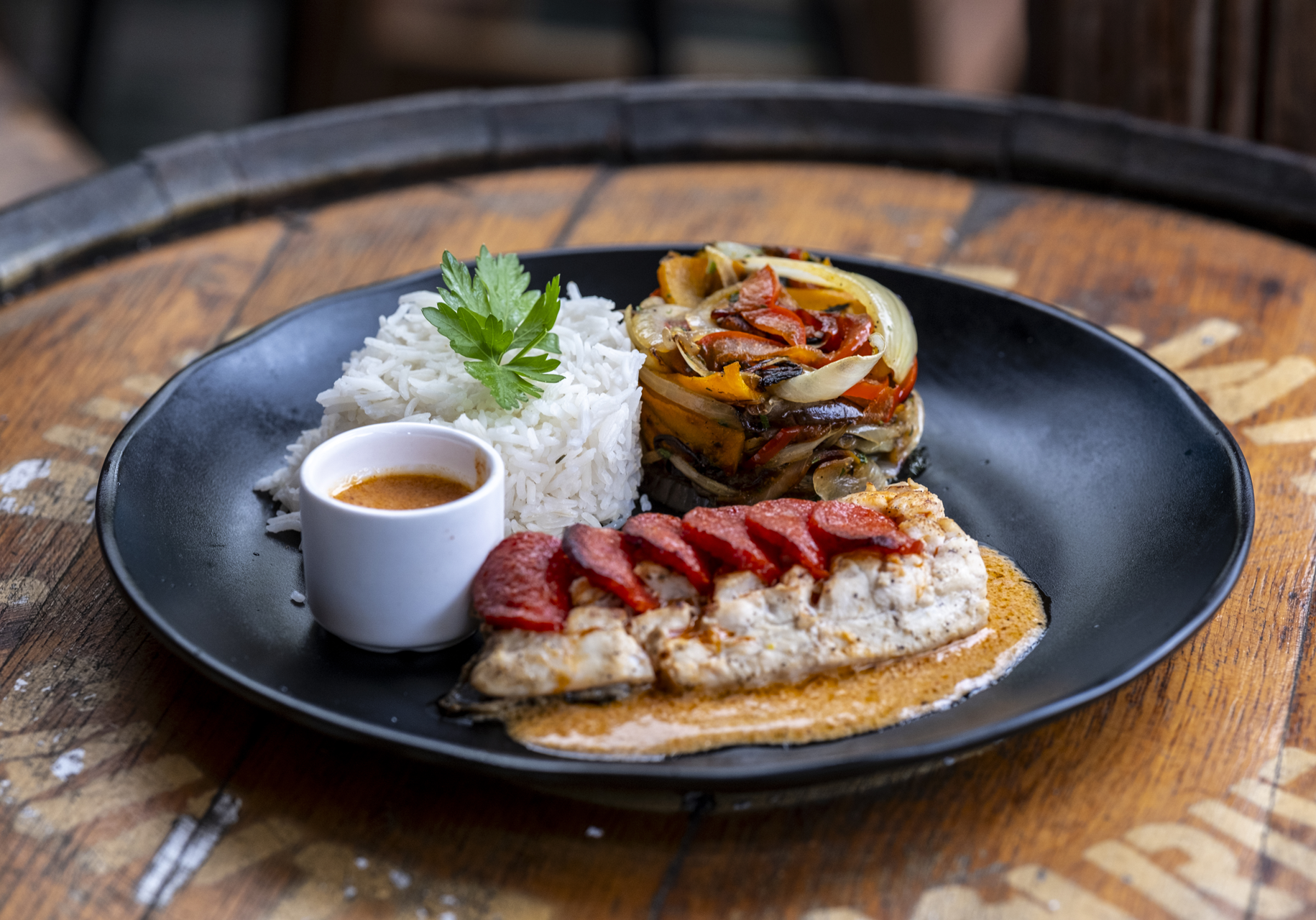 Une assiette avec du riz et du poisson