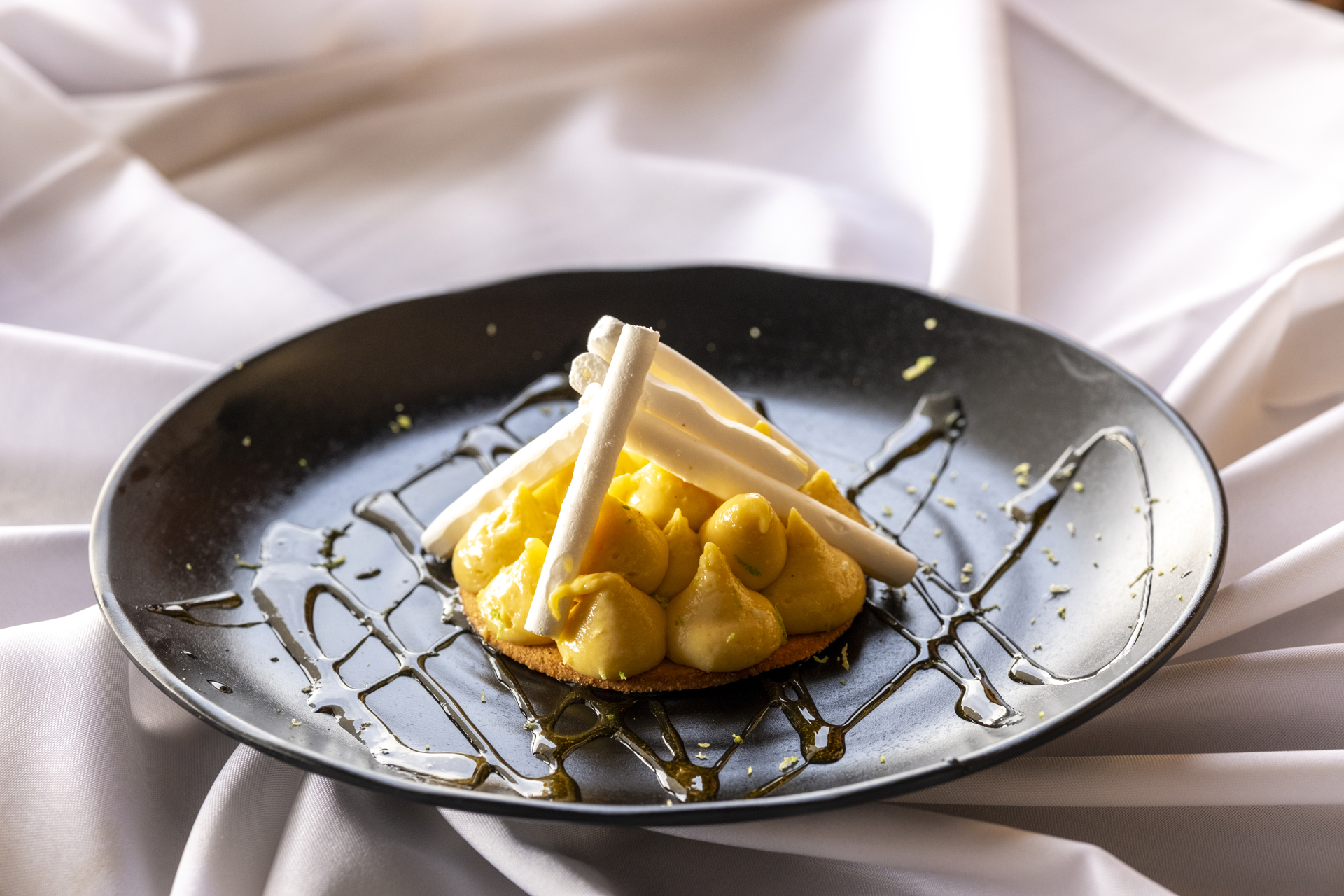 Une assiette noire avec un dessert