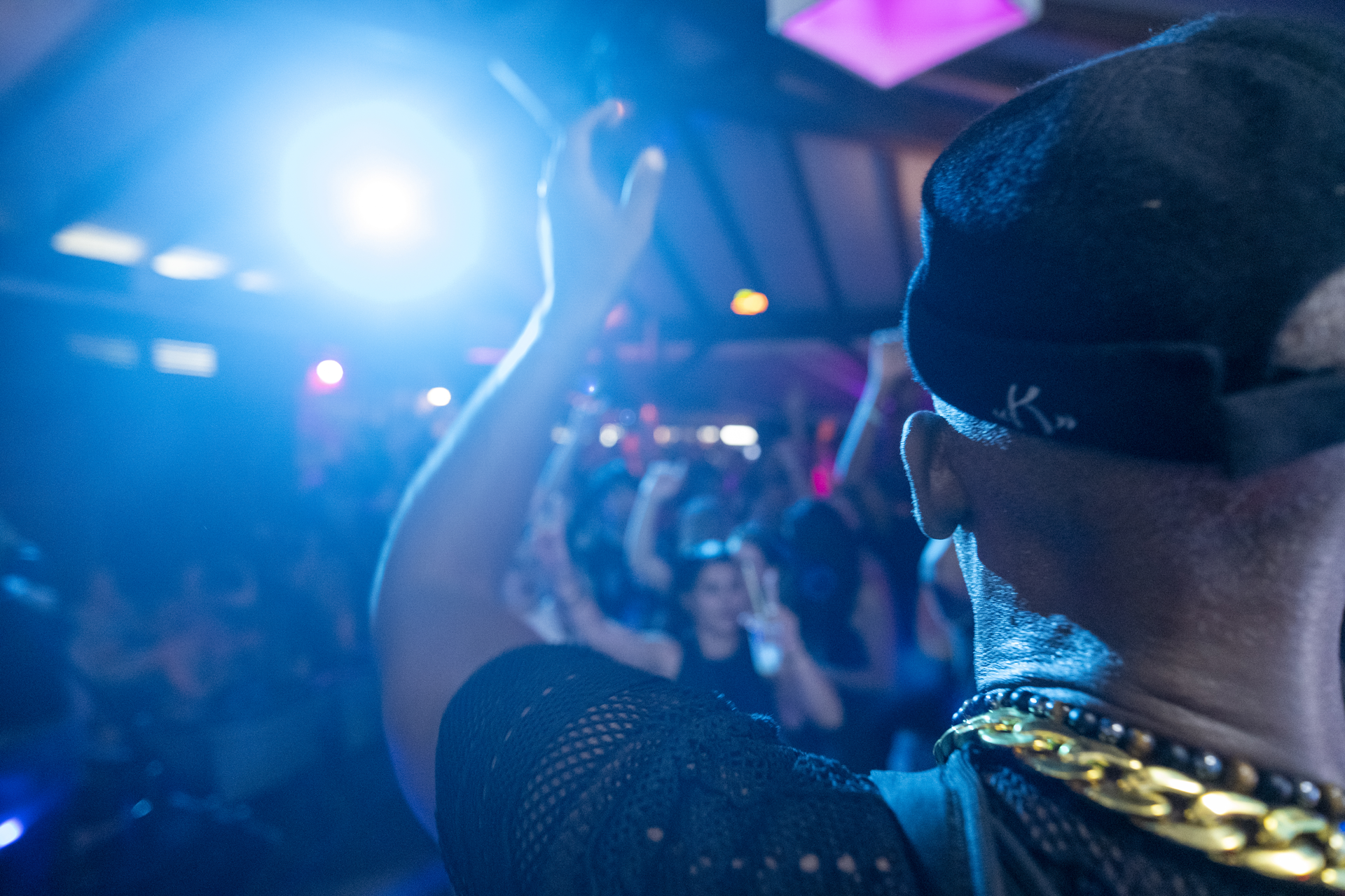 Un DJ devant une foule