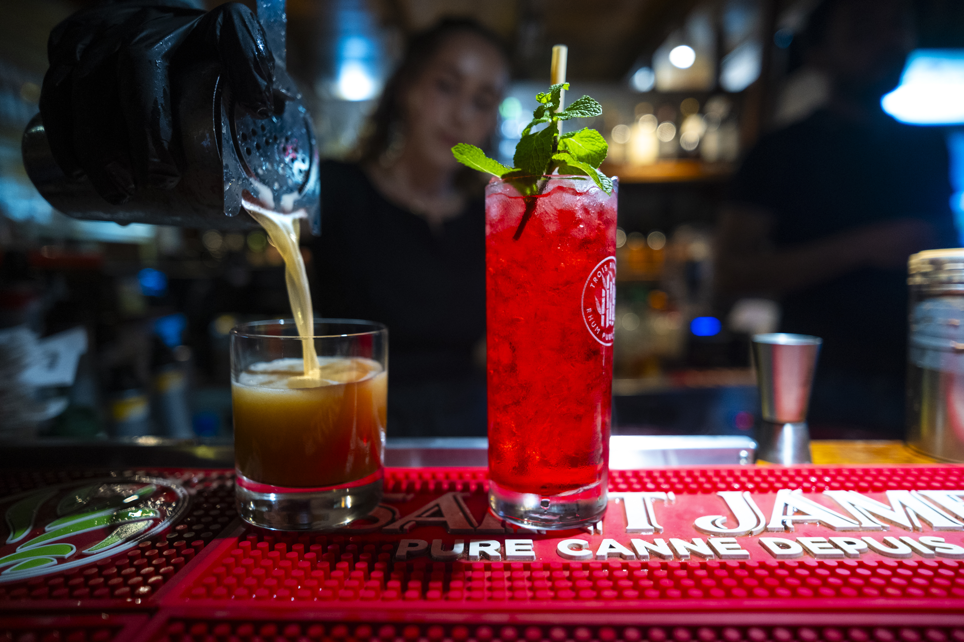 Deux cocktails sur un bar
