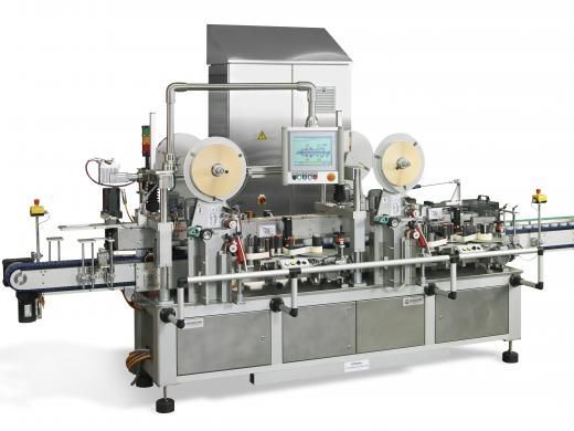 Machine d'emballage industrielle avec convoyeurs et écran de contrôle en milieu industriel