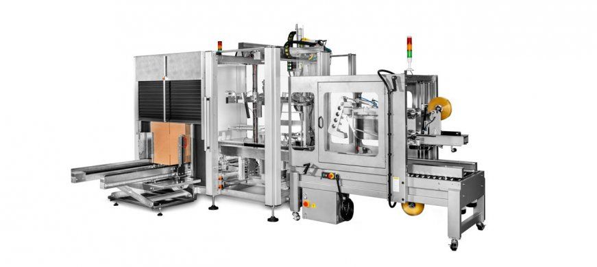 Machine d'emballage industrielle sur fond blanc avec châssis métalliques, convoyeurs et panneaux de commande