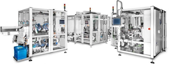 Trois machines d'automatisation industrielle blanches avec écrans de contrôle sur un fond de studio épuré