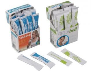 Deux présentoirs de vente au détail de cure-dents, bleus et verts, avec des échantillons disposés devant