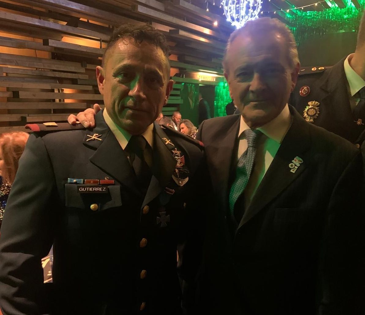 Carlos Aidaz junto a una persona del ejército