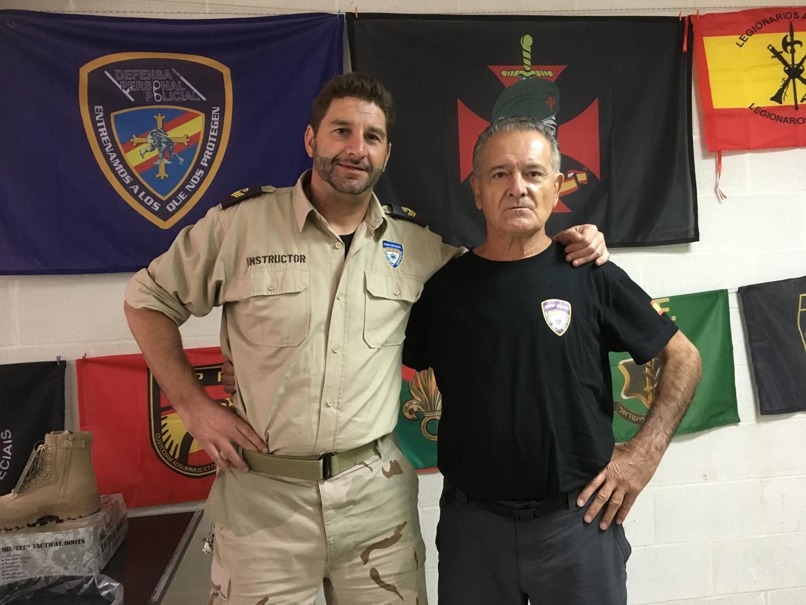 Carlos Aidaz junto a un instructor de defensa personal