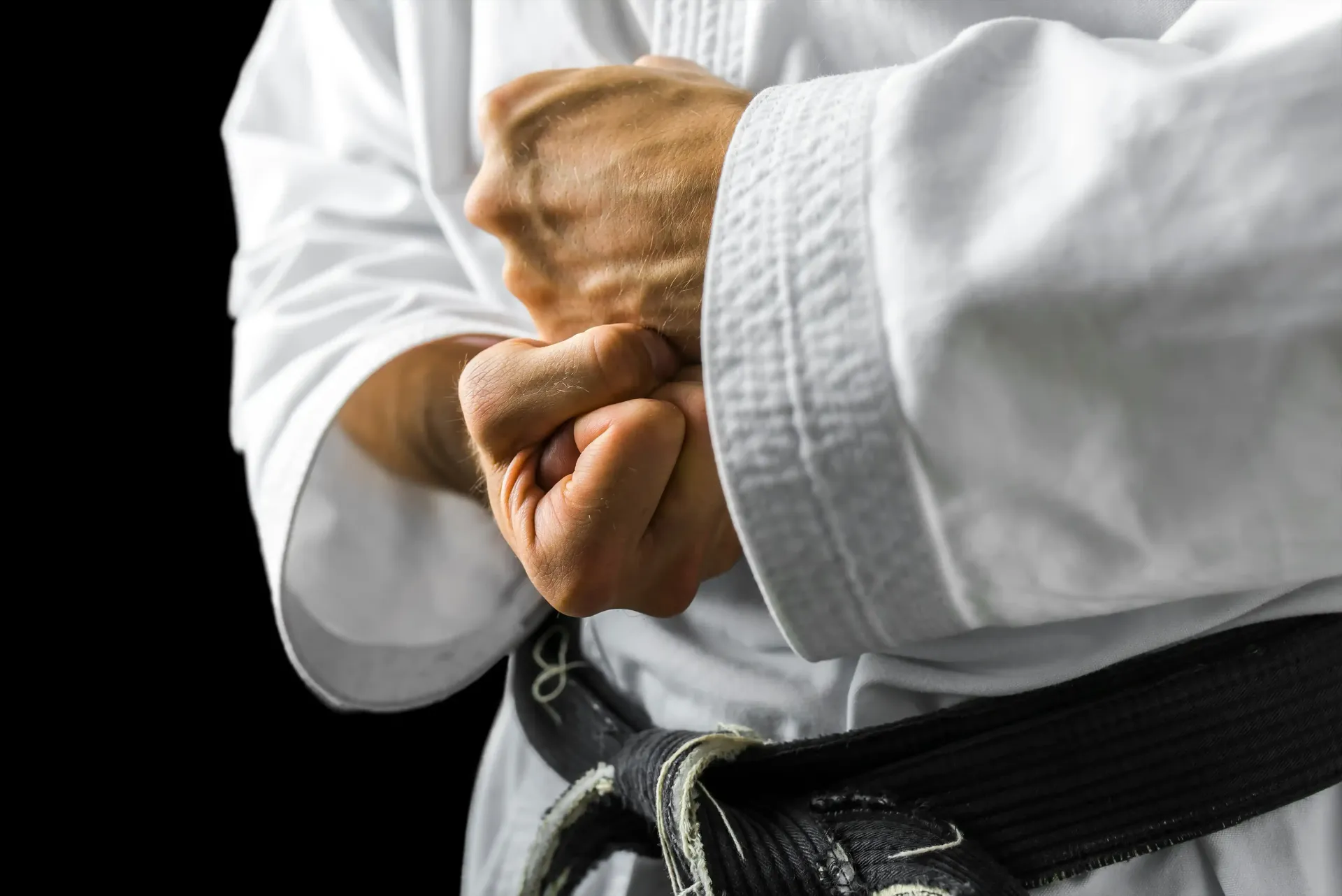 Kimono blanco con cinturón negro