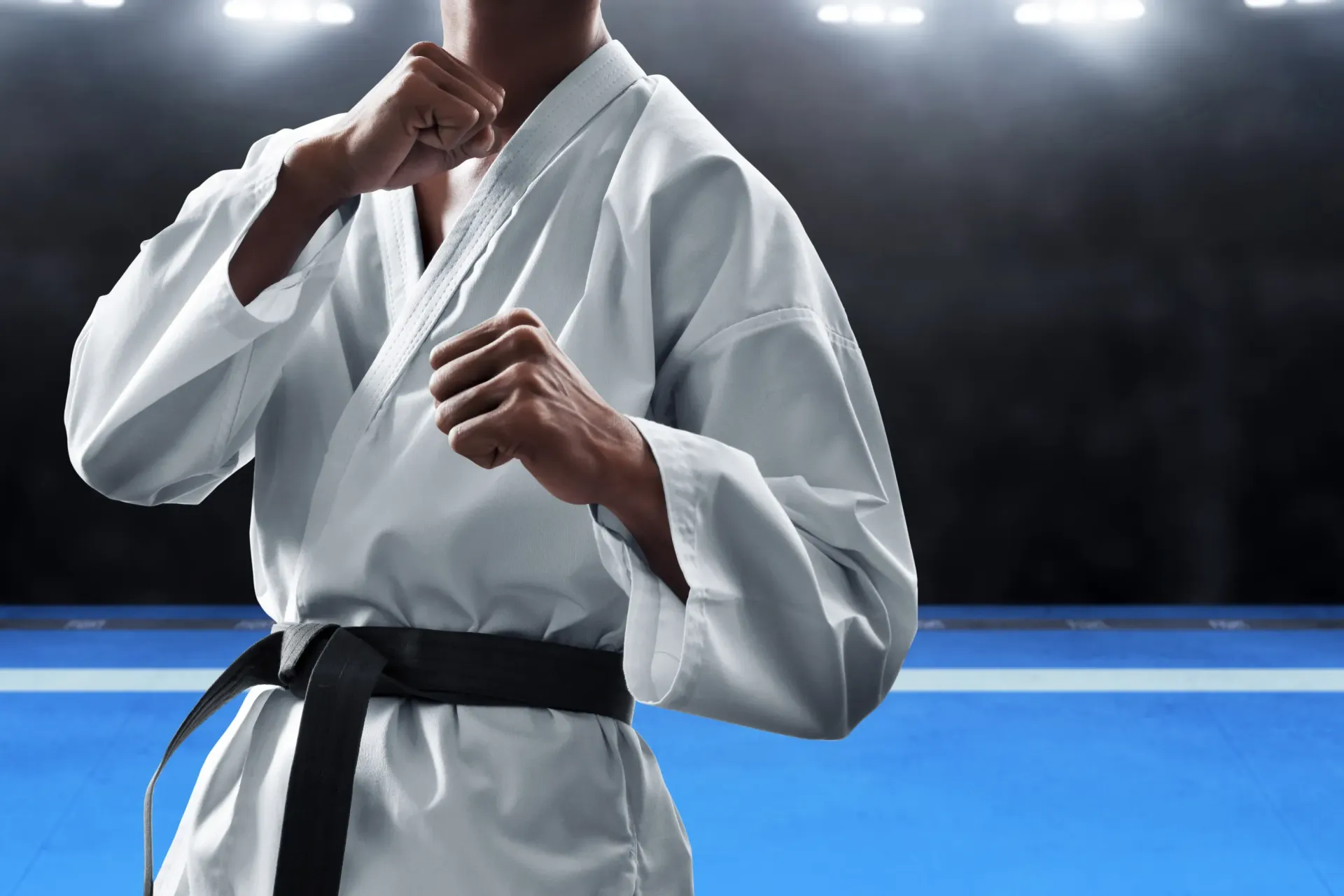 Kimono blanco con cinturón negro