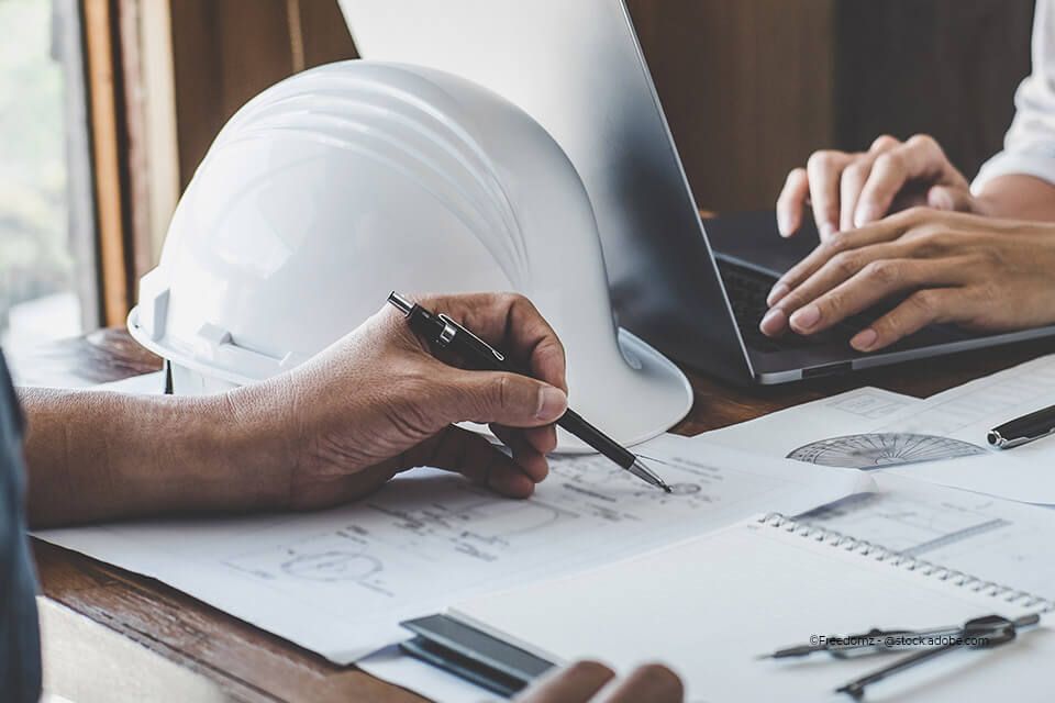 Architekt studiert den Bauplan