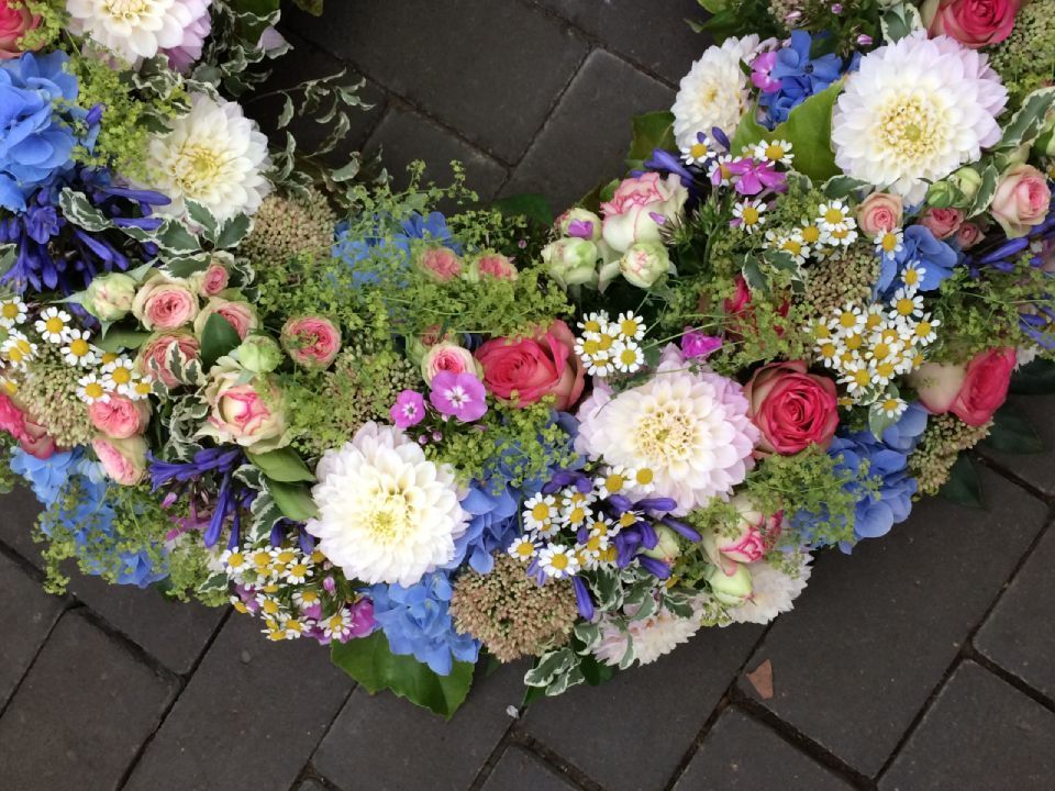 Blumenkranz mit verschiedenen bunten Blumen und Steckelementen