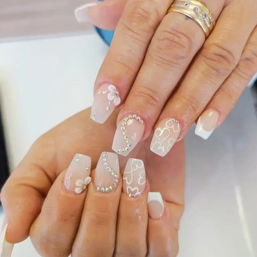 Un primer plano de las uñas de una mujer con un anillo en el dedo.