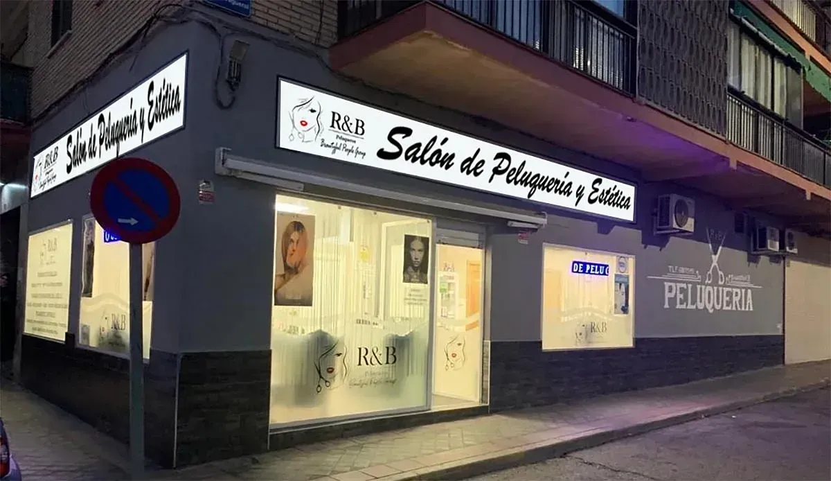 Un salón está ubicado en la esquina de un edificio.