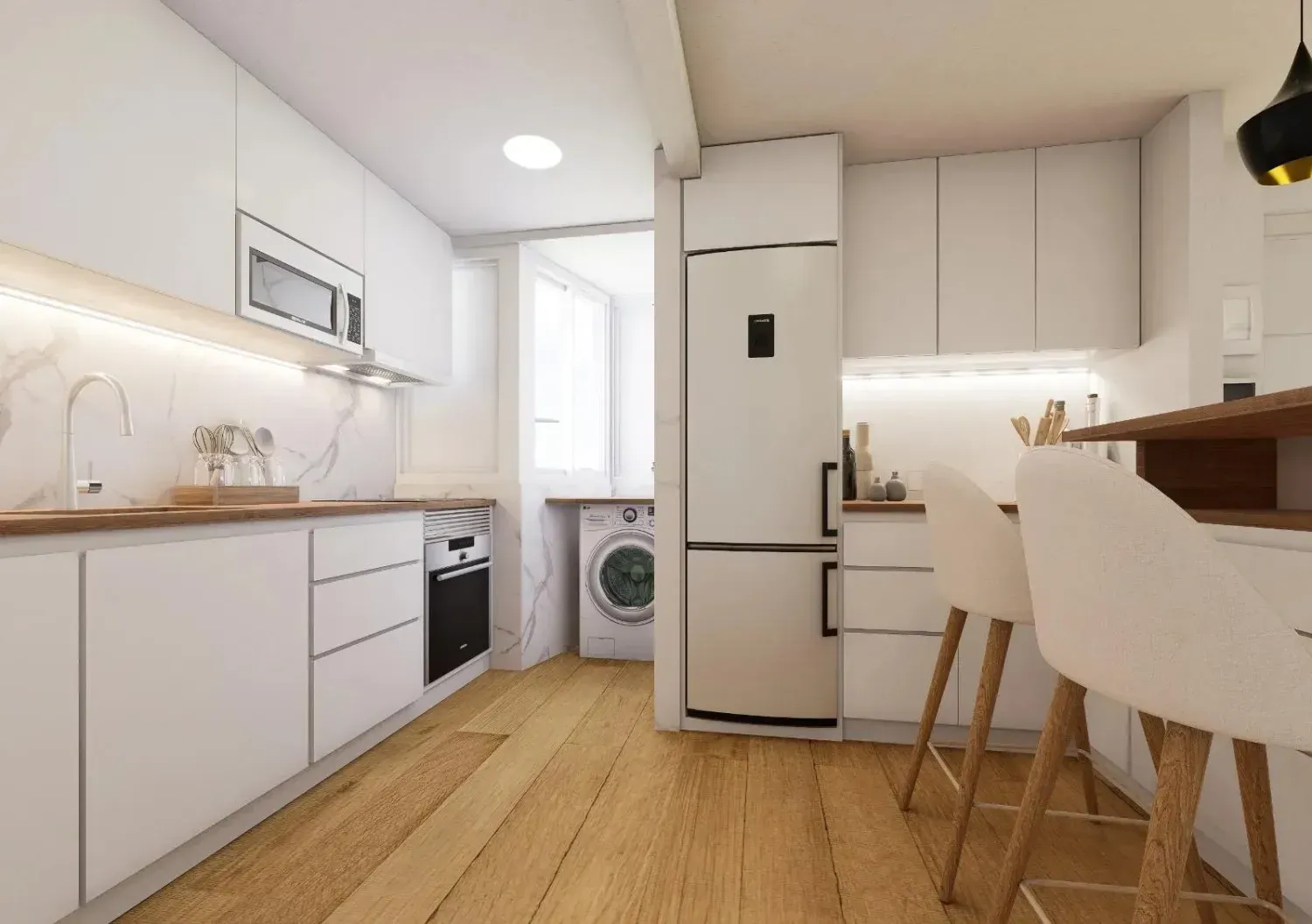 Una moderna cocina tipo galera con armarios blancos, suelo de madera, nevera de acero inoxidable y dos taburetes de bar.